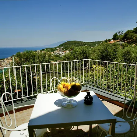 Antonio Oda ve Kahvaltı Massa Lubrense